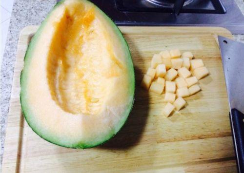 牛吃哈密瓜的视频,田园生活温馨瞬间