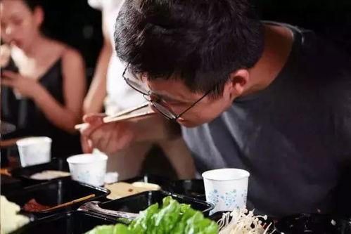 重庆外卖员吃瓜视频,街头一幕引发网友热议